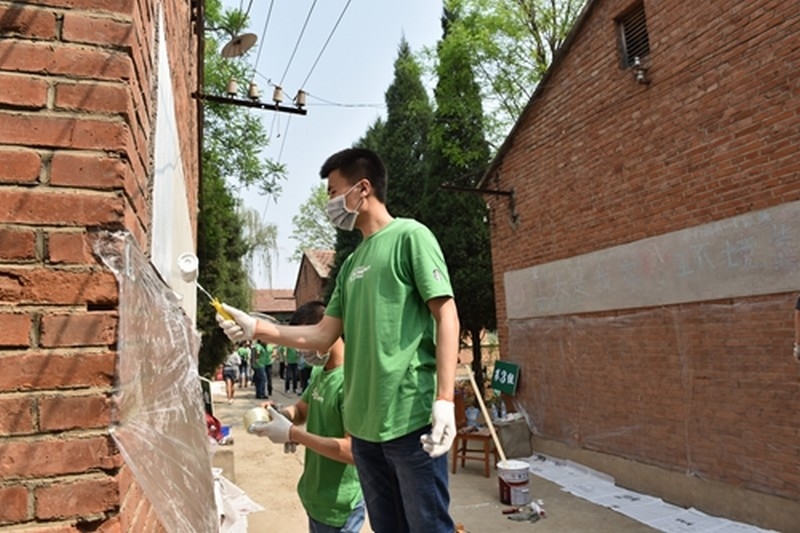 已压缩_成人视频
学生志愿者在粉刷学校的墙壁.jpg